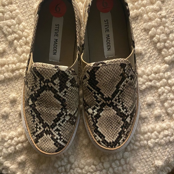 HOST PICK! Snake print casual sneakers - Picture 5 of 6